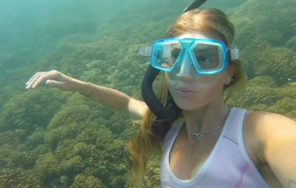 Elana host women's surf camp