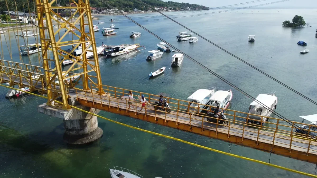 Yellow bridge Nusa Lembongan