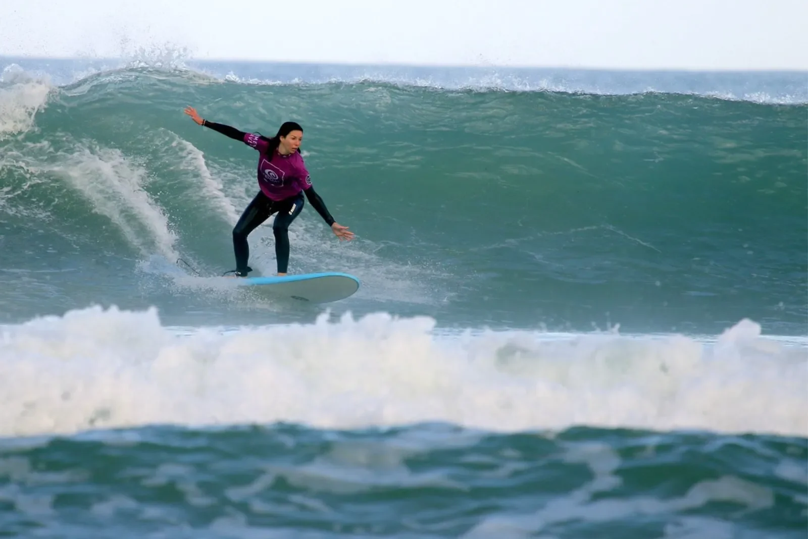 Lady surf on a wave